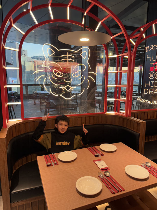 【 一邊品嘗美食，一邊飽覽啟德主場館日夜美景 】