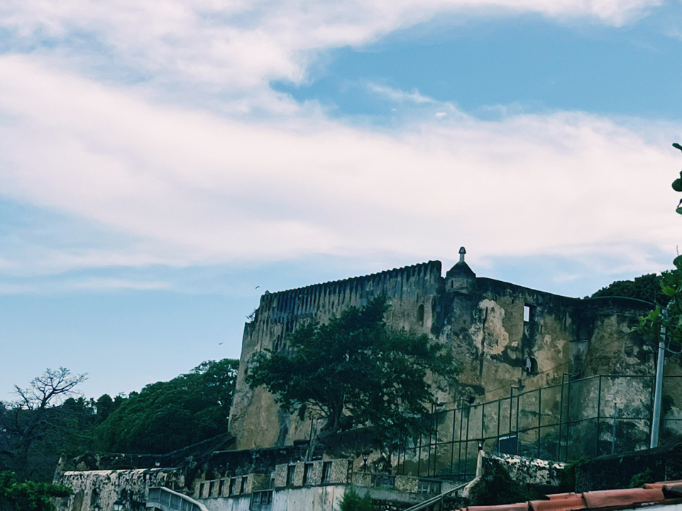 Một điểm tham quan lâu đài nổi tiếng ở Mombasa, Kenya: Bảo tàng Fort Jesus, thích hợp để chụp ảnh và tham quan.