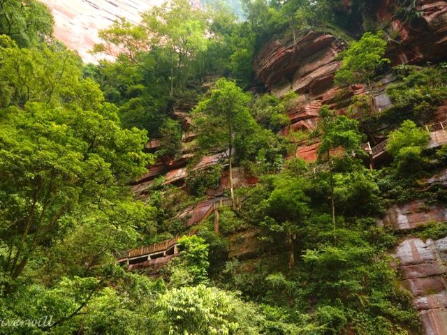 【中国】中国丹霞の一つ！国家5A級の絶景「赤水丹霞」