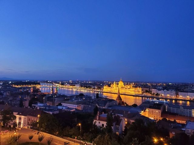 [🇭🇺ブダペスト] 国会議事堂の夜景 — ドナウ川に輝く黄金のシンボル