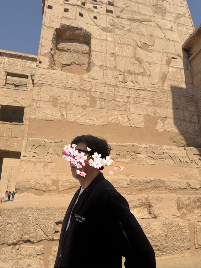 메디넷 하부, 깜짝 놀랄 만큼 웅장한 신전
