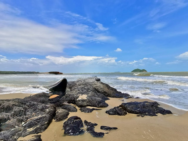🌊✨ *Samila Beach: Songkhla’s Iconic Seaside Escape* ✨🌊