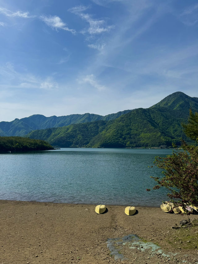 🏞️ 야마나카호, 후지산 품은 평화로운 호수!