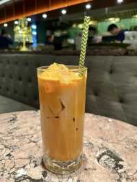  📍荃灣海之戀Kopitiam By SAYA✨充滿東南亞風味，餐廳環境舒適，店員服務熱情💗而且晚上八點後入座，更可享受海鮮七折優惠，性價比超高🤟🏻