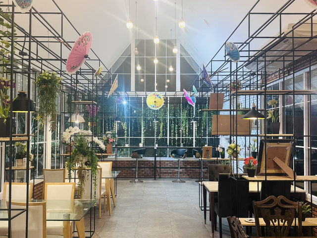 ดาหลา คาเฟ่ แอนด์ รีสอร์ท – คาเฟ่กลางสวนยาง 