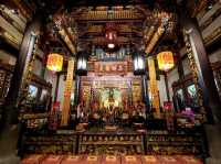 วัดเก่าแก่อายุกว่า 200 ปีกลางเมืองไทเป