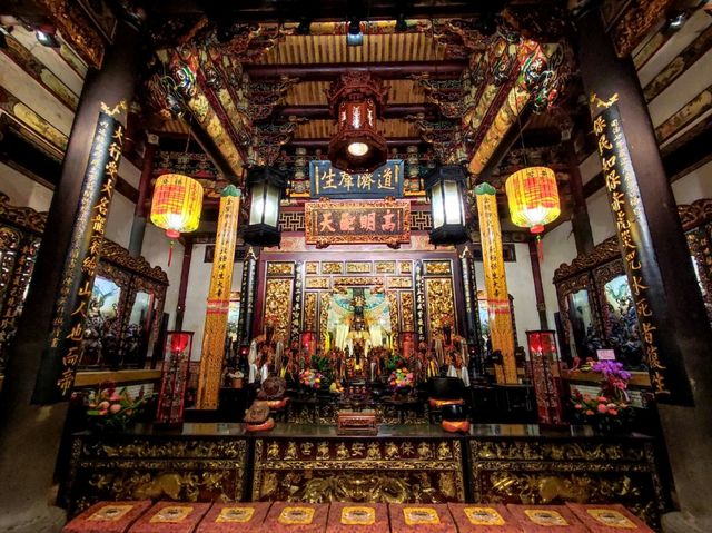 วัดเก่าแก่อายุกว่า 200 ปีกลางเมืองไทเป