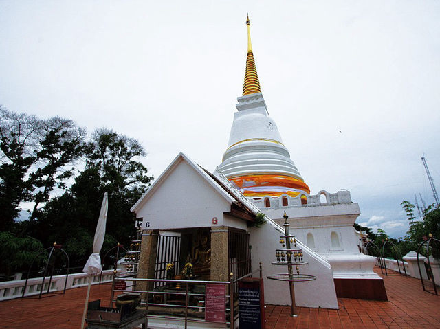 🌄 Khao Tang Kuan Hill: A Backpacker’s Guide to Songkhla’s Best Viewpoint! 