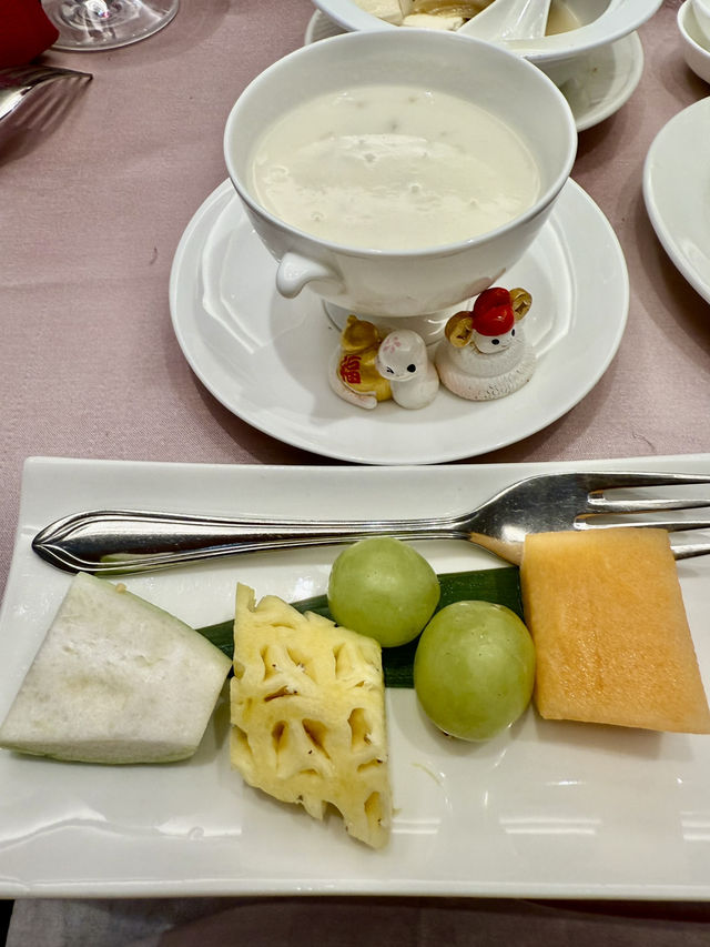 感謝Eric請大家給我過生日.美食.美酒加好友.鮮花.蛋糕真開心