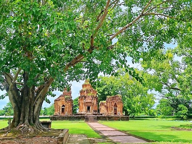 ปรางค์ 5 องค์ ปราสาทศรีขรภูมิ ความงดงามในอดีต