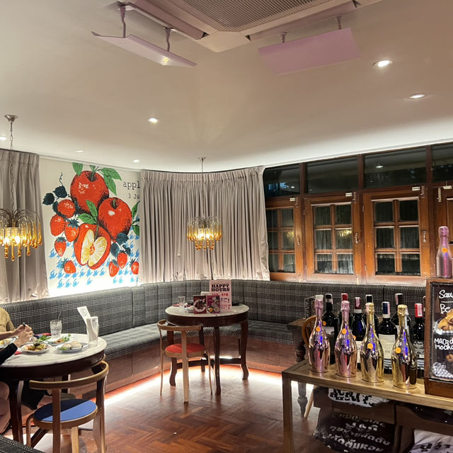 อีกา สาทร Café&Restaurant