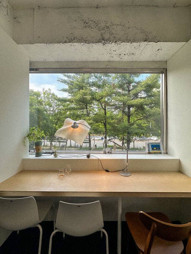 푸릇한 통창뷰 바라보며 작업하기 좋은 카페