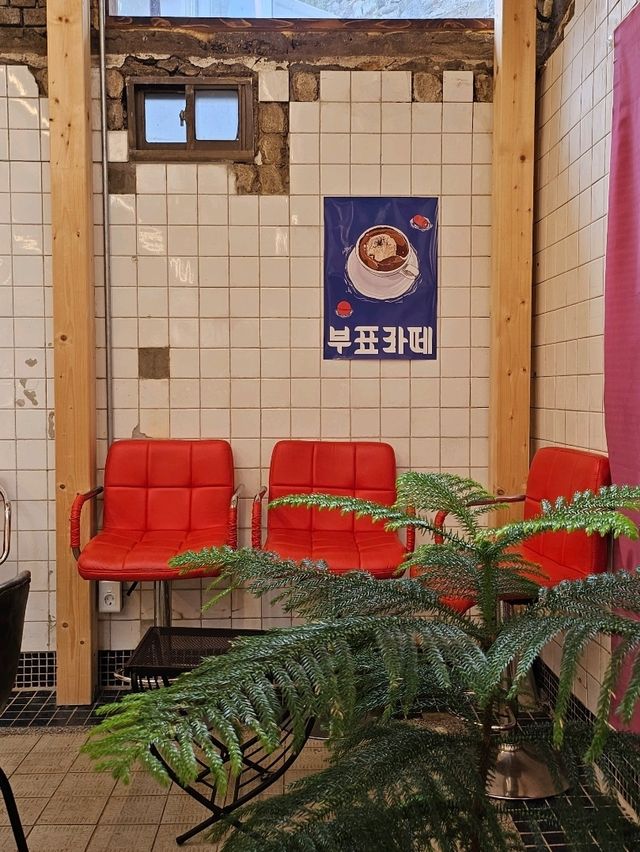 레트로 감성 터지는 목욕탕 개조 카페!