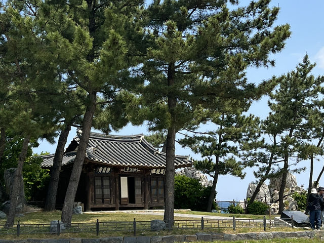 추암 해변 바위들과 바다