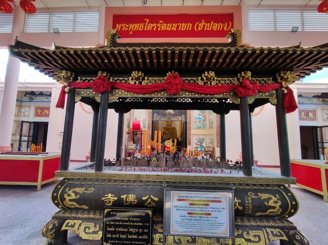 สักการะหลวงพ่อโตพระพุทธรูปศักดิ์สิทธิ์เมืองแปดริ้ว