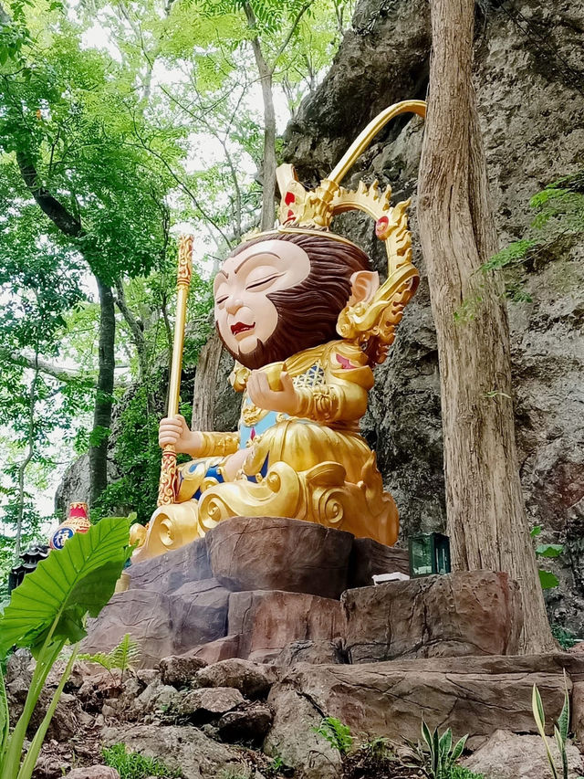 山頂からの絶景と黄金の仏像に心奪われる、ワット・カオ・チャアアンクで癒しのひとときを。🌄🙏