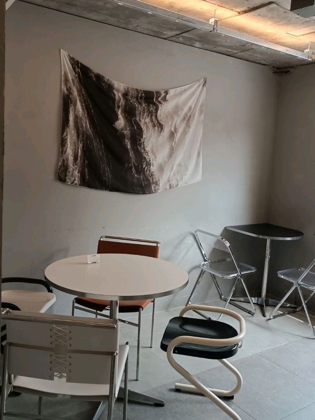 黑白工業風的With Us Coffee