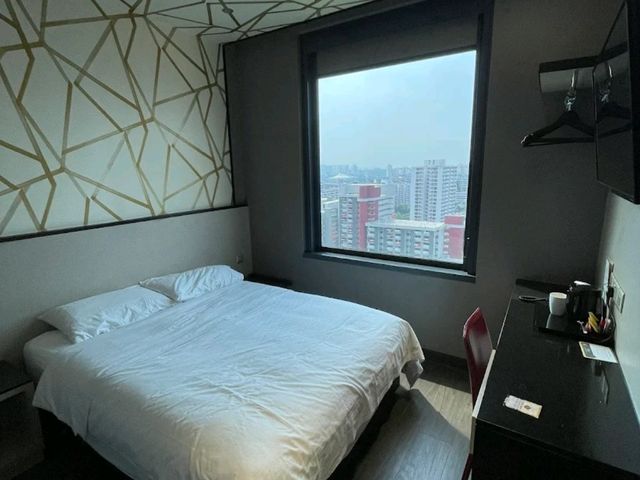 “Compact Convenience: A Budget-Friendly Stay with Modern Perks”