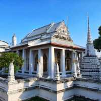 สักการะพระพุทธมหาจักรพรรดิ พระพุทธรูปทรงเครื่อง