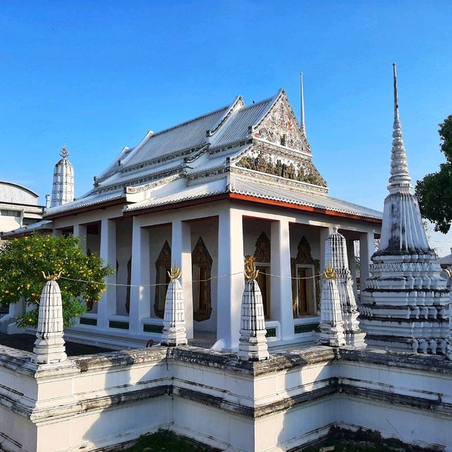 สักการะพระพุทธมหาจักรพรรดิ พระพุทธรูปทรงเครื่อง