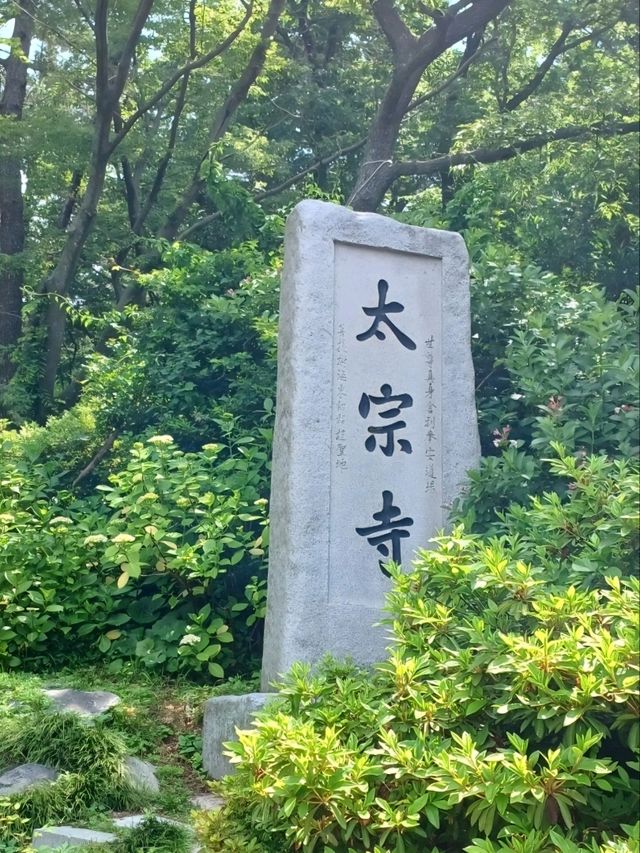 푸른 바다와 꽃길이 만나는 고요한 사찰