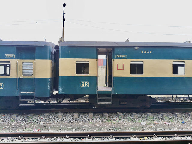 孟加拉｜5分鐘內成為全場焦點 意外在火車站收穫滿滿陌生人的笑容與問候 超真誠的火車站初體驗讓我徹底改觀孟加拉