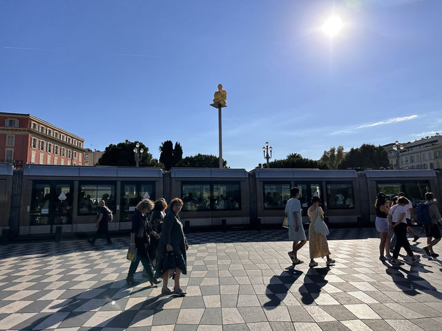 【マセナ広場（Place Masséna）｜ニースの“心臓”が揺れるモザイク広場】