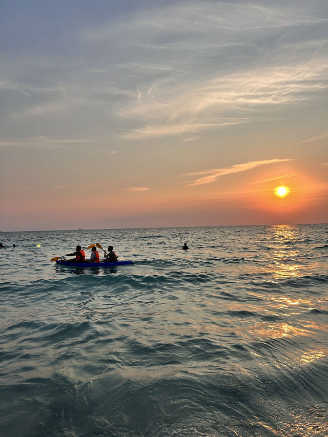 ชมพระอาทิตย์ตกที่ “หาดถ้ำพัง” เกาะสีชัง
