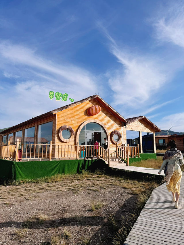 🌿 住在湖邊上某一間草屋｜擁有南瓜屋的住宿