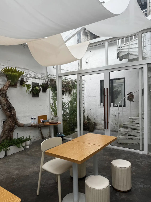 Black Walls, White Light, Spillstone’s Dual Personality