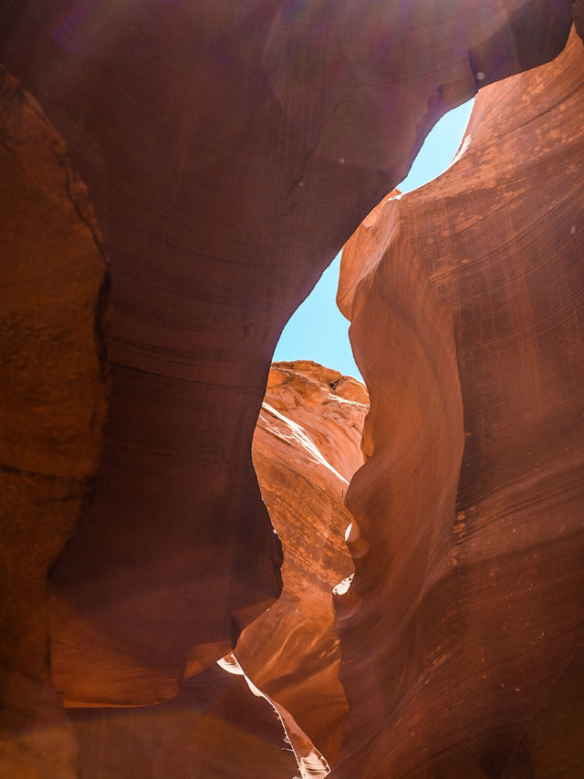 Sun-Kissed Splendor: Discovering the Breathtaking Beauty of Antelope Canyon!