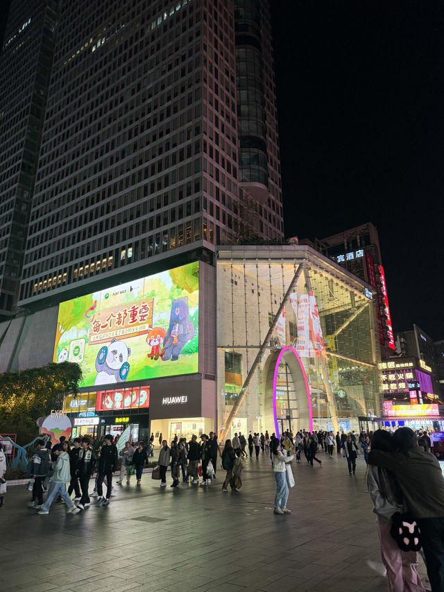 ถนนคนเดิน Chunxi Road (春熙路) ในเฉิงตู