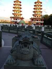 【龍虎塔／Dragon and Tiger Pagodas｜台湾“龍の口から入って、虎の口から出る⁉️ 開運スポット”】