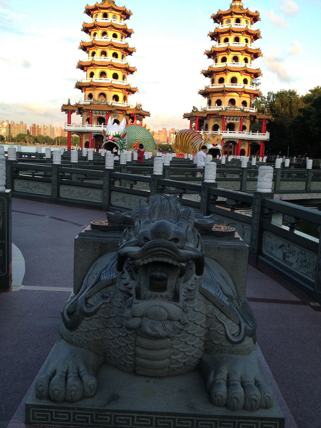 【龍虎塔／Dragon and Tiger Pagodas｜台湾“龍の口から入って、虎の口から出る⁉️ 開運スポット”】