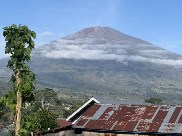 Mount Rinjani: Breathtaking Views, Unforgettable Sunrise, and Exhausted Legs! ⛰️🌅😅