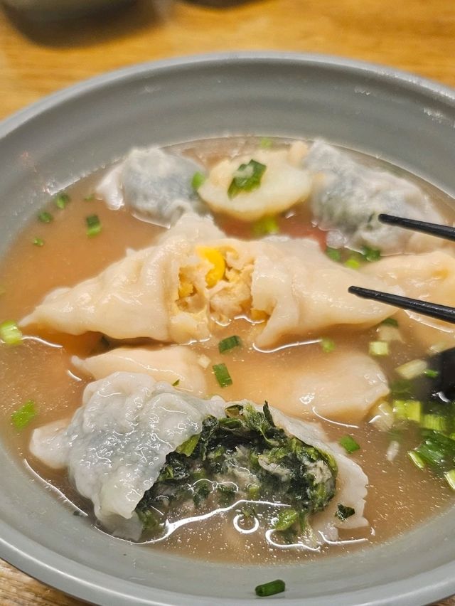 多款不同口味的大大隻餃子加靈魂辣菜脯，食過返尋味