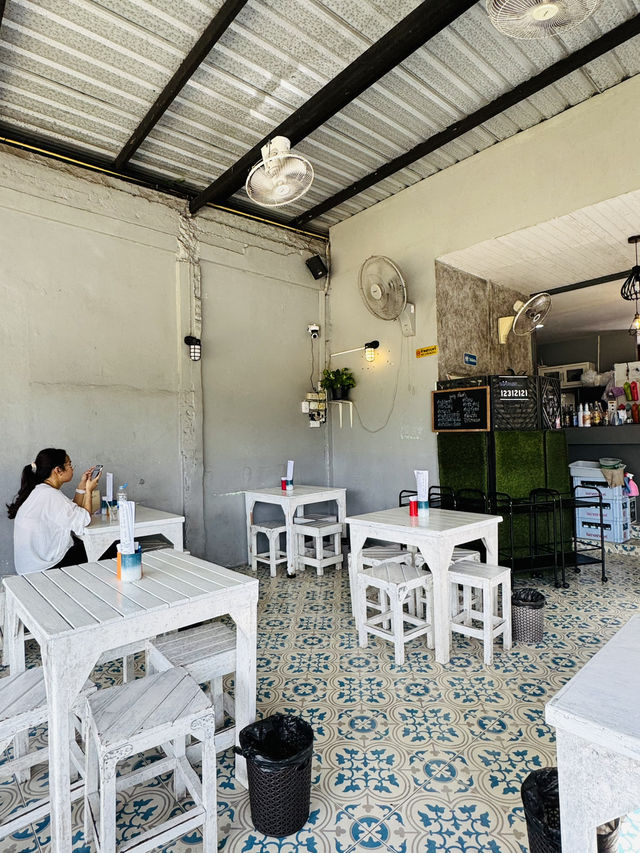 ร้าน ”สบายใจ“ ริมแม่น้ำ ร้านอร่อยที่จันทบุรีต้องมา