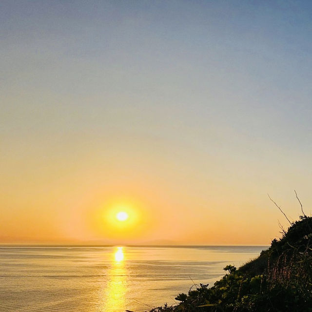 Witnessing a Majestic Sunrise over the Ocean