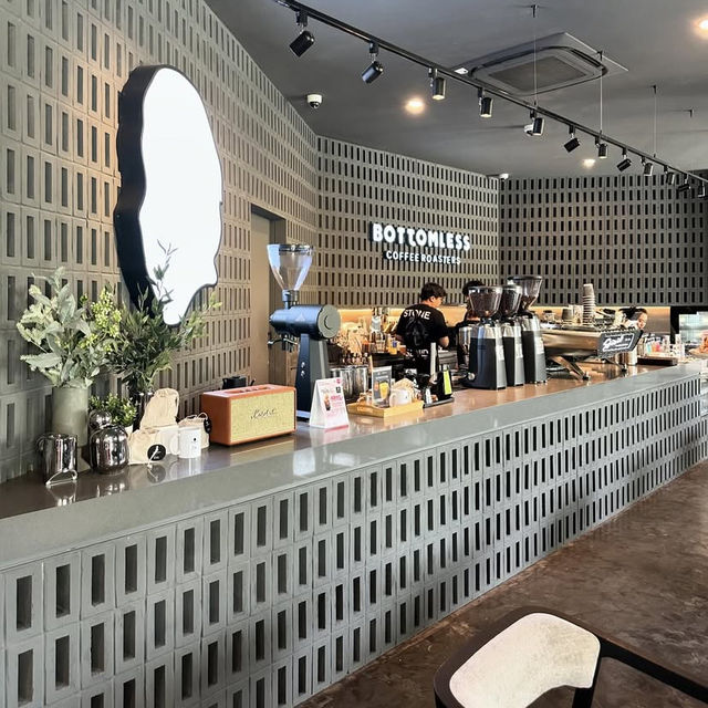 🌿☕ Bottomless Cafe – คาเฟ่เงียบ ๆ สำหรับคนรักความ