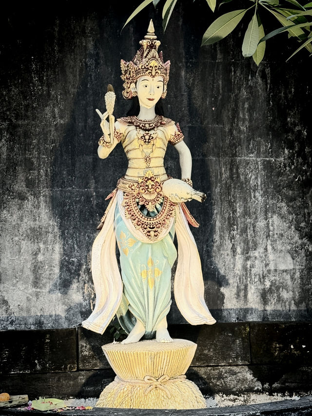 《峇里島石刻與綠苔｜從旱季到原居民的眼神——在堅硬與柔軟之間，看見認命而樂天的生命哲學》