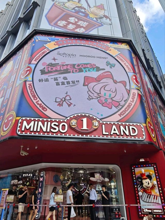 上海晴天街頭人文風景