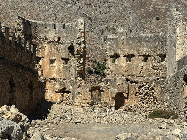 Stunning viewpoint and ancient castle in Loutro