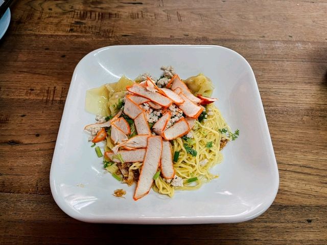 🍜 บะหมี่เกี๊ยวเก๊าจาว บะหมี่สะพานดำ – ร้านในตำนาน
