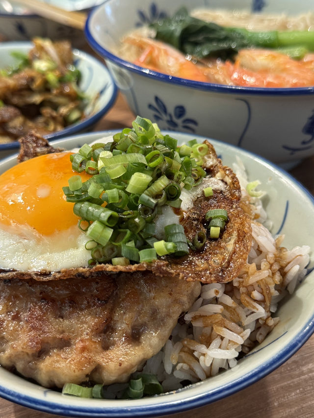 《兩草必食香煎脆邊蛋肉餅飯》