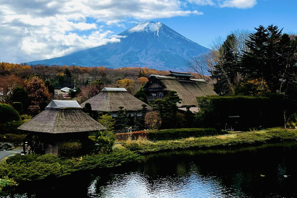 茅葺き屋根、富士山、鯉の池を上から見る絶景スポット | Trip.com 忍野村