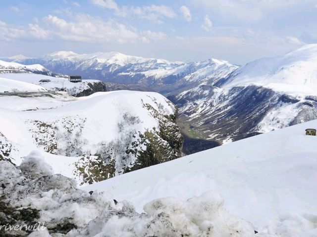 【ジョージア】コーカサスの山々に囲まれた山岳の村「ステパンツミンダ」