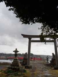 周囲2キロの小さな島 柱状節理と赤い橋が特徴