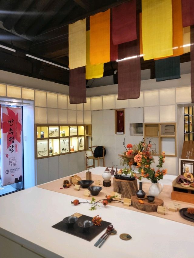 만추를 즐기는 전주한옥마을 작품 전시관