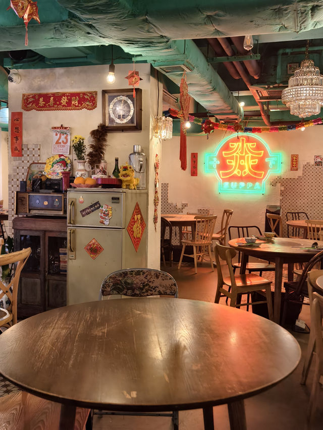 七十年代風裝修火鍋店，抵食二人套餐