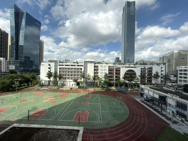 深圳木棉花酒店一晚開箱：舒適大床、大片窗景與迎賓水果